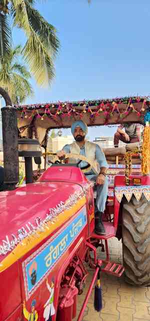 Avinesh Rekhi masters tractor driving for 'Ikk Kudi Punjab Di'