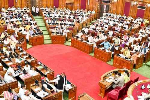 Mobile ban to be implemented in winter session of U.P assembly