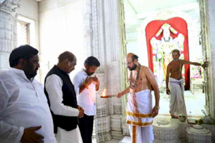 A day before polling in Telangana, Revanth Reddy offers prayers at temple, dargah