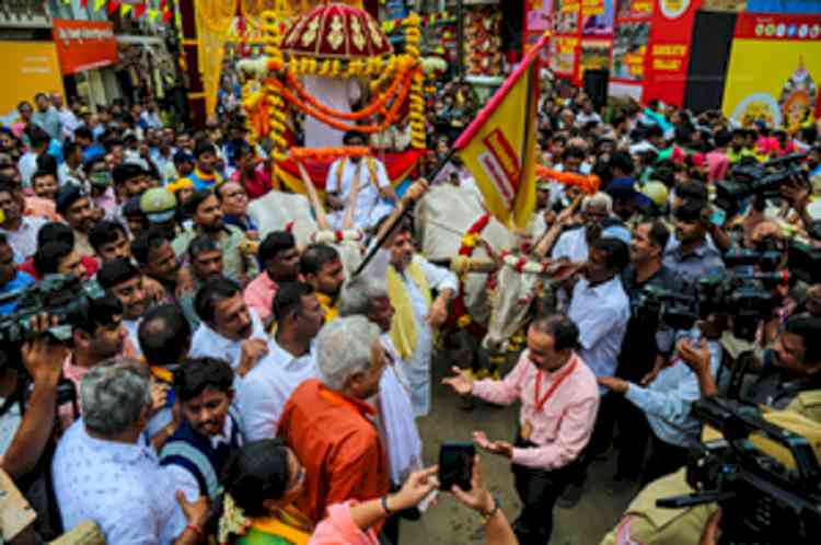Shivakumar flags off traditional 11 day B'luru fest 