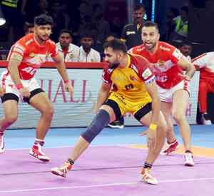 PKL 10: Gujarat Giants overcome Telugu Titans 38-32 in season opener