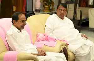 KCR meets BRS leaders at farmhouse