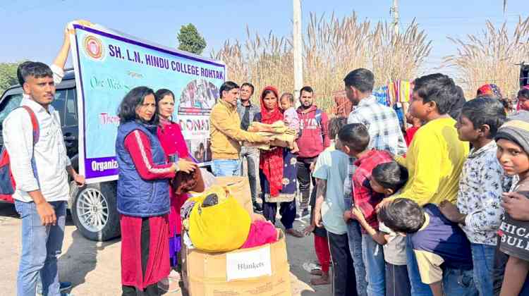 सामाजिक कल्याण अभियान के तहत गर्म कपड़े बांटे