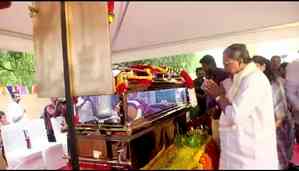 K’taka CM Siddaramaiah pays final tribute to Kannada actress Leelavati