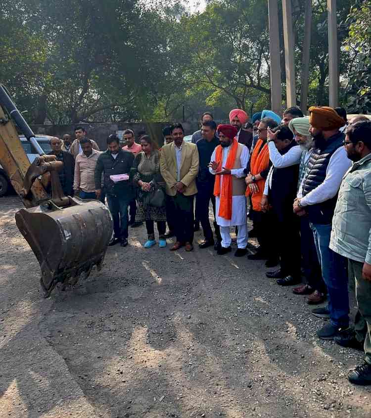 Arora MP and Bhola MLA inaugurate reconstruction of Rs.22 Cr roads in Focal Point (Phase 1-3)