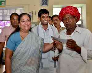Suspense continues on Raj CM ahead of legislative party meeting, several MLAs meet Vasundhara