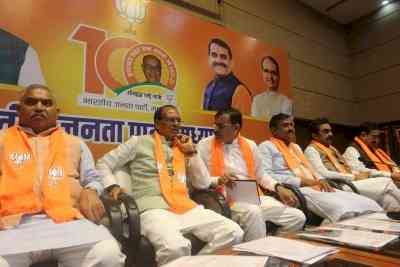 Countdown to select new MP CM begins as observes reach BJP office
