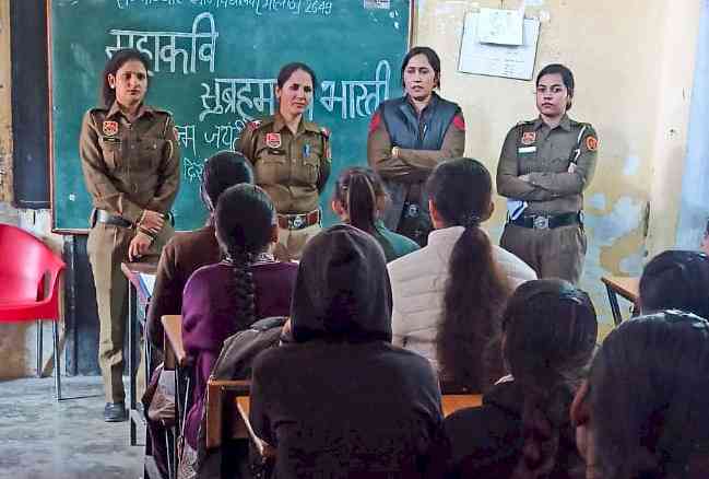 स्कूली छात्राओं को महिला विरुद्ध अपराध बारे जागरूक किया