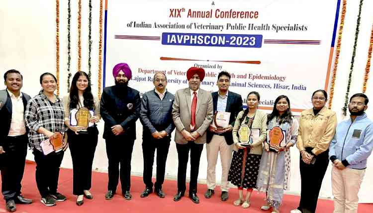 Vet Varsity scientists and students bring laurels in International Symposium