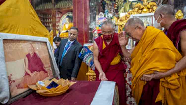 Dalai Lama offers prayers in Mahabodhi Temple