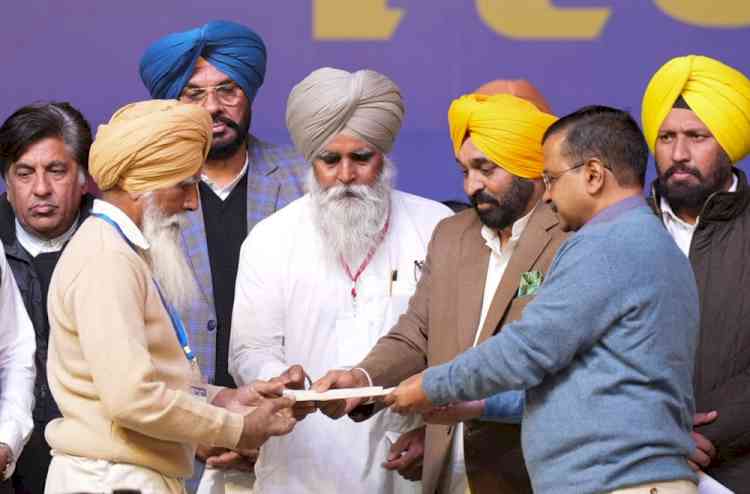 Bhagwant Mann and Arvind Kejriwal hands over cheque worth Rs 1 crore as financial assistance to family of martyr Amrik Singh