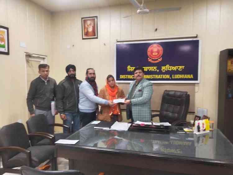 Administration provides financial assistance worth Rs.one lakh to the family of a deceased soldier