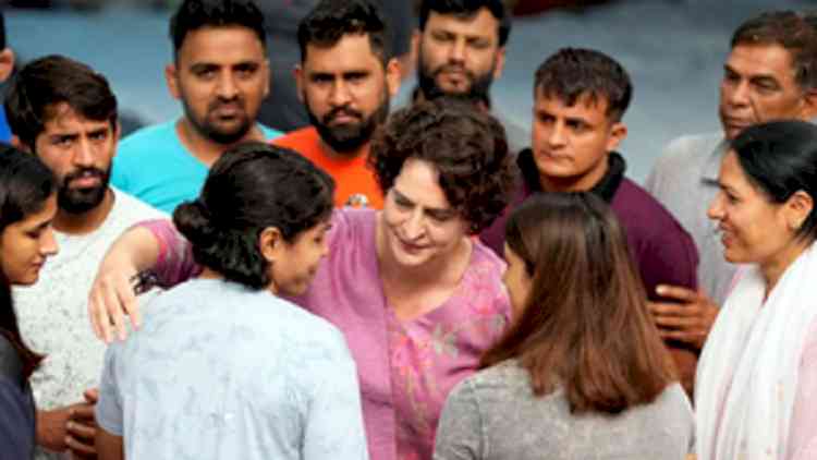 Priyanka meets wrestler Sakshi Malik, assures of support for fight in justice