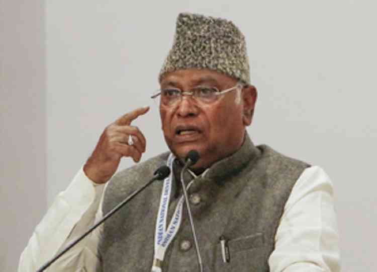Cong's 5-member National Alliance Committee holds its first meeting