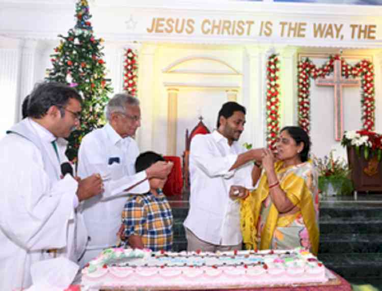 Andhra Pradesh CM celebrates Christmas with family members