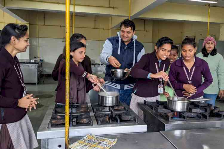 मकड़ौली के स्कूली विद्यार्थियों ने एसआइएचएम का शैक्षणिक भ्रमण कर सीखा पास्ता बनाना