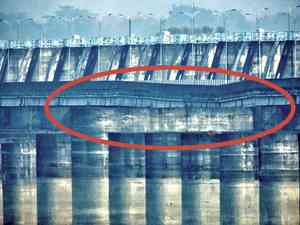 Telangana ministers visit damaged barrage of Kaleshwaram project