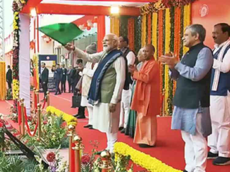 PM Modi flags off Jalna-Mumbai Vande Bharat Express amid cheers & claps