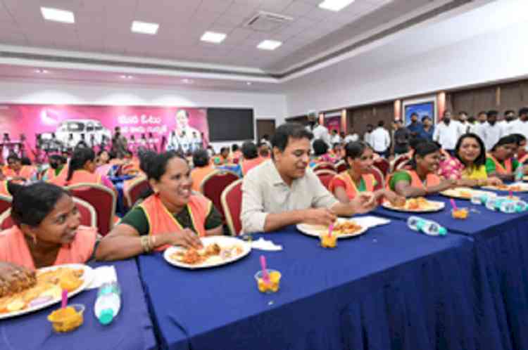 BRS leader has lunch with sanitation workers to begin the new year