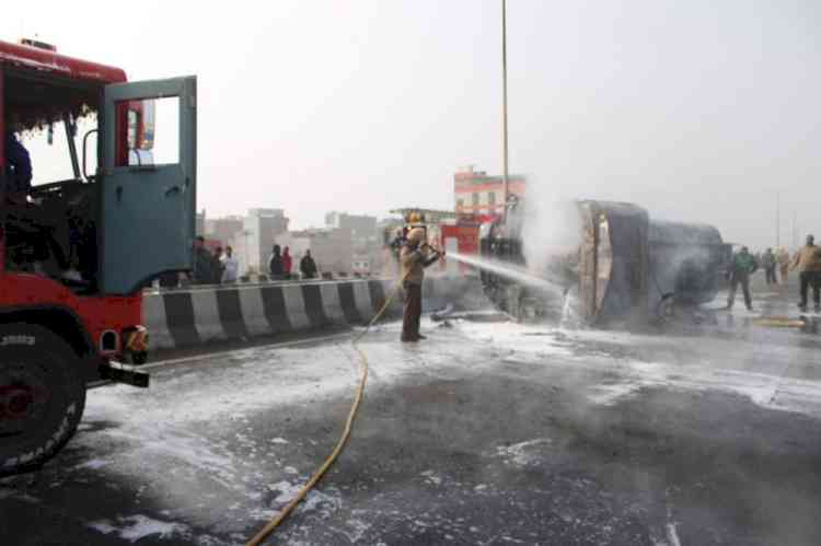 Oil tanker mishap: Swift action of Khanna Police & District Administration Ludhiana averts major tragedy 