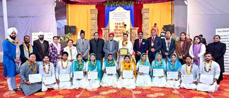 Lyallpur Khalsa College Students performed at Harivallabh Music Festival