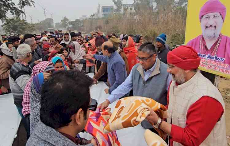 बढ़ती सर्दी के चलते राजेश जैन ने जरूरतमंदों को बांटे कंबल