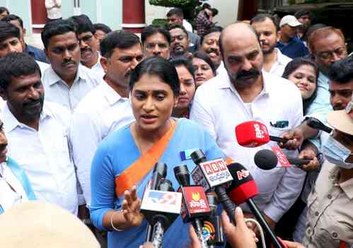 Sharmila meets brother Jagan Reddy a day before joining Congress 