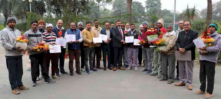 पुष्प प्रदर्शनी में गुजवि के बागवानी विभाग ने शानदार प्रदर्शन करते हुए तीन प्रथम व सात तृतीय पुरस्कार जीते