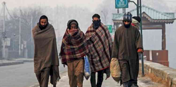 Intense dry cold wave grips Kashmir as people pray for snowfall