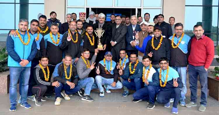 ऑल इंडिया इंटर यूनिवर्सिटी वाइस चांसलर टी-20 क्रिकेट कप विजेता एम्प्लाइज टीम का एमडीयू परिसर पहुंचने पर शानदार स्वागत