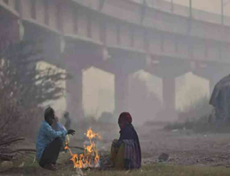 Delhi records minimum temp of 5.3, air quality remains 'very poor'