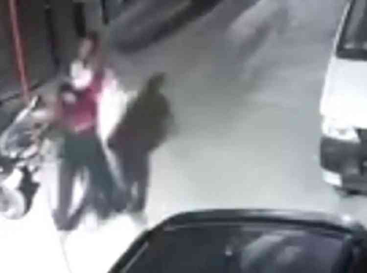 Man tries to strangle woman on Delhi street, flees with bag & mobile phone