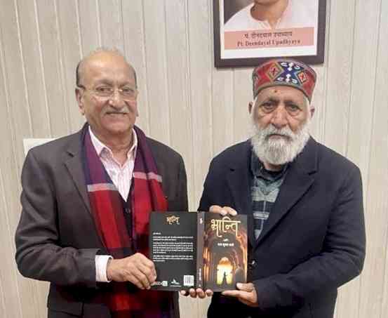 लेखक राजकुमार शर्मा ने पुस्तक भ्रांति हरियाणा साहित्य अकादमी के चेयरमैन को भेंट की