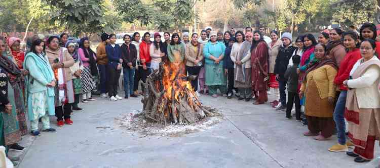गुजवि कन्या छात्रावास में मनाया गया लोहड़ी उत्सव