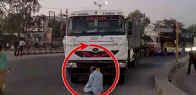 Gujarat Police arrests truck driver for offering Nimaz on road