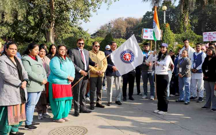 नुक्कड़ नाटकों व सांस्कृतिक प्रस्तुतियों द्वारा जागरूक कर रहे स्वयंसेवक