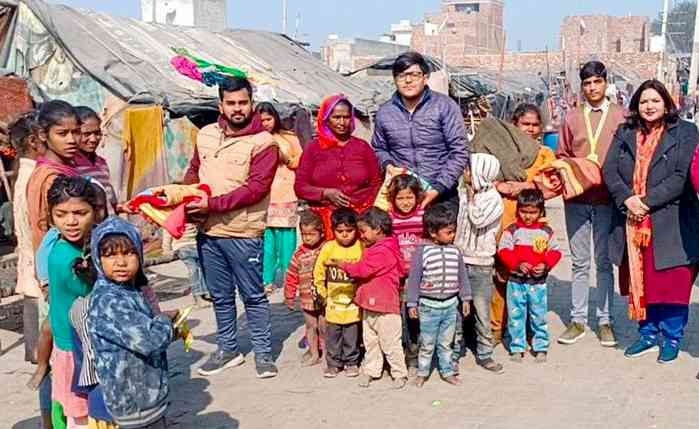 एनएसएस स्वयंसेवकों ने झुग्गी-बस्ती में वितरित किए गर्म कपड़े