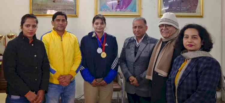 खेलो इंडिया महिला किक बॉक्सिंग लीग में हिंदू कॉलेज की साक्षी ने स्वर्ण व रजत पदक जीता