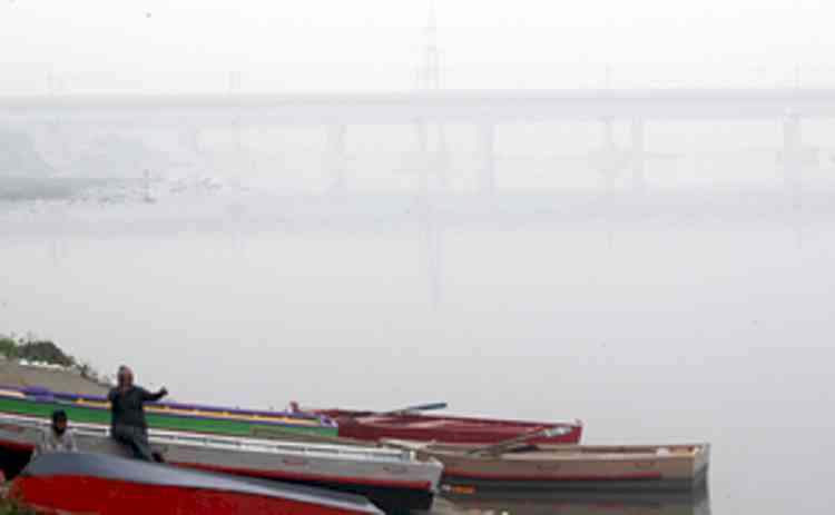 Cold day grips Delhi, dense fog likely on Saturday: IMD