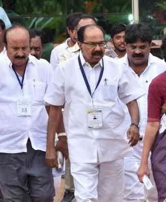 Veerappa Moily says it's doubtful Modi fasted for 11 days; K’taka BJP demands apology