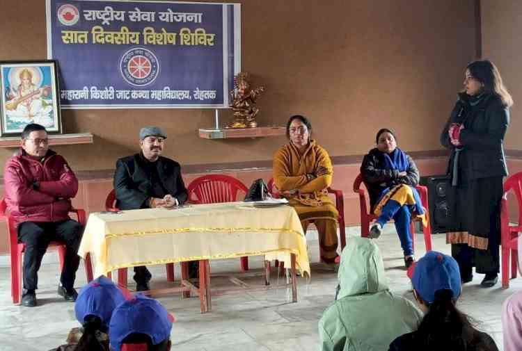 महिलाओं के प्रति हो रही हिंसा एवं महिलाओं के अधिकार पर एनएसएस स्वयंसेविकाओं से चर्चा की