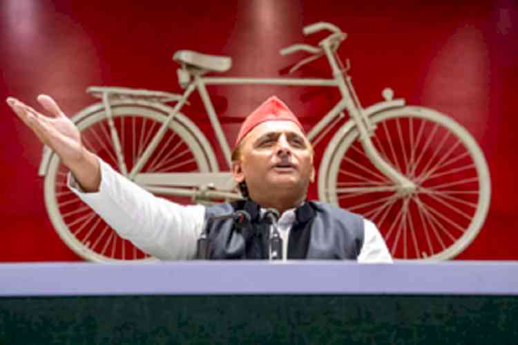 Akhilesh announces 11 seats for Congress in UP; latter 'not happy'