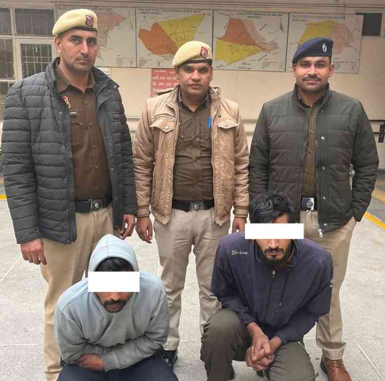 रोहतक में गश्त कर रही पीसीआर ने दुकान में चोरी करते दो युवकों को मौके पे किया काबू