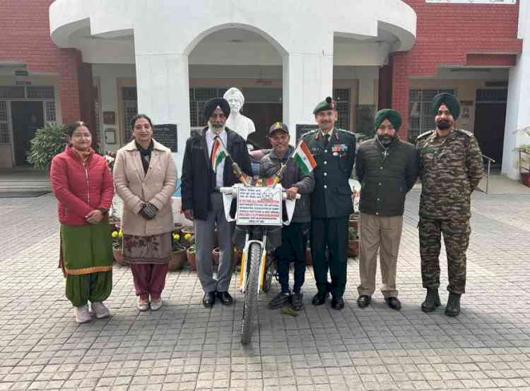 Cyclist Crusader Bahu Sehab Bhawar reached Lyallpur Khalsa College campaigning against social evils