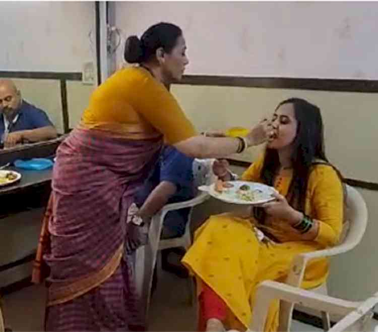 Rekha Bade Delights Everyone by Bringing Lip-smacking Food on the set of 'Sau. Pratap Manasi Supekar'