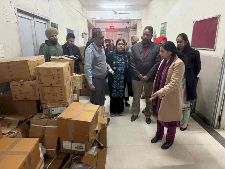DC visits civil hospital, inspects medicines' store room, emergency ward