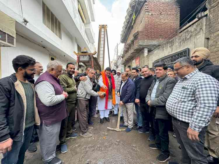 MLA Prashar kickstarts project to install tubewell in Harbanspura 