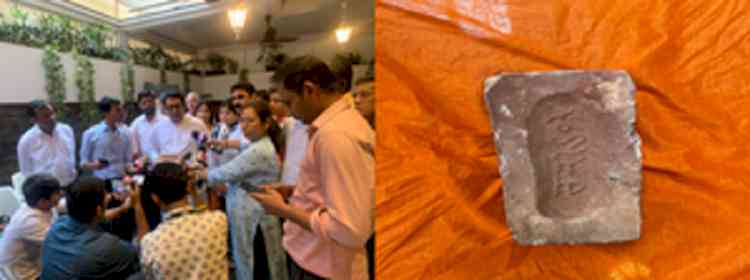 'Kar Sevak' gifts Raj Thackeray brick from demolished Babri Masjid