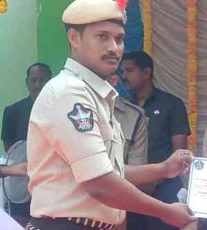 Red sander smugglers kill Andhra cop