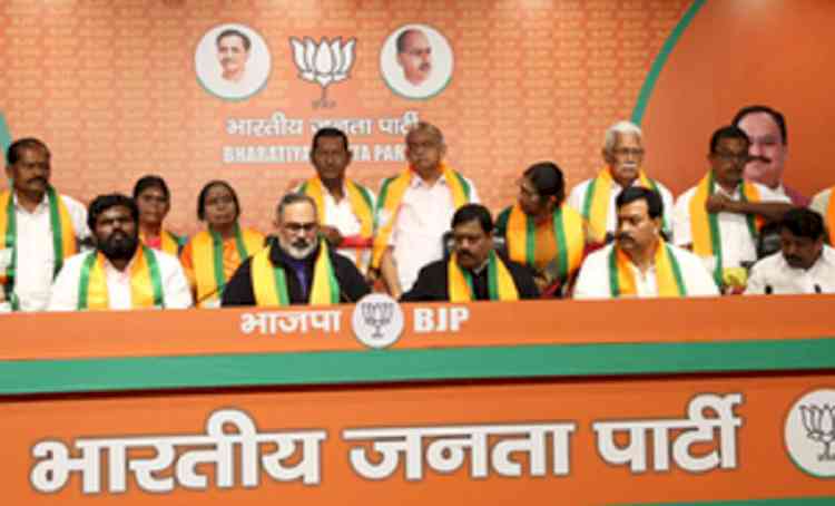 15 former MLAs, 1 ex-MP from Tamil Nadu join BJP